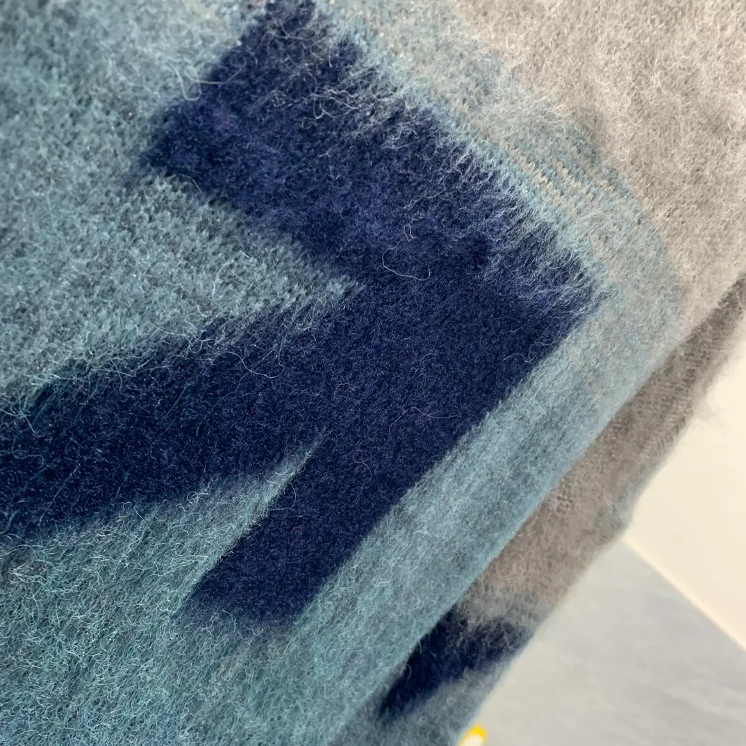 New top tested version OFFWHITE (OW) gradient mohair striped arrow sweater hoodie gradient rendering arrow couple sweater Mohair (English Mohair; Turkish: MUKHYAR) refers to the coat of Angora goats, also known as Angora goat hair. The name comes from Turkish, meaning "the best hair". It has good elasticity, pressure resistance and special luster. It is an excellent raw material for making plush fabrics and one of the most advanced animal textile fiber raw materials in the world market. Mohair has a shape similar to long wool. The fiber surface is smooth, strong luster, high strength, good elasticity, less curl, and easy to wash. Mohair can be used in jacquard blankets, long-haired coats and high-gloss wool fabrics. Mohair sweaters from ow are released every year🛒 The same style and ever-changing colors. There is really no girl who doesn’t love it. It is super suitable for wearing under a down jacket in winter without being bulky! If the lower body is missing, their favorite os version🙋🏻‍♀️ intuitively adds natural softness and fairy beauty effect, which is the best choice! The upper body is lightweight and does not weigh down the body while keeping warm. The sleeves and the gradient arrow parts on the back are repeatedly patterned until the gradient level is satisfied before large-scale products are released. The craftsmanship is extremely demanding. Each sweater is woolen at least ten times to give it a plush, thick feel and good fluffiness! ✅ Fabric composition: 50% mohair 32 spandex 18% wool, three-level anti-pilling Color: black and white gradient Sizes Mohair is lighter and softer, so be careful not to machine wash it, not machine washable! ! emphasize! !  ⚠️Hand wash with warm water and cold water P:440